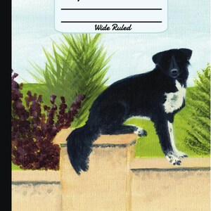 Può includere: Un quaderno con un cane bianco e nero in piedi su un muro beige. La copertina presenta un dipinto del cane su uno sfondo di giardino verde. Il testo "Composition Notebook" e "Wide Ruled" è stampato nella parte superiore.