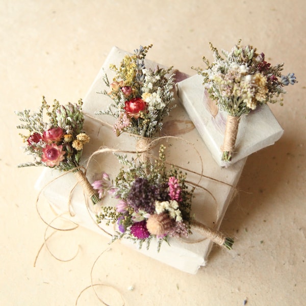 Conjunto de dos pequeños boutonnieres, favores de fiesta de bodas de flores silvestres, topper de regalo de flores secas menores de 20 años, flores de boda de verano