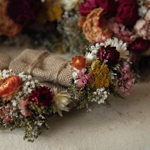 Custom pocket squares with a high quality burlap inserts. A close up photo of the top and base of the pocket sqaure.