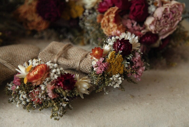 Custom pocket squares with a high quality burlap inserts. A close up photo of the top and base of the pocket sqaure.