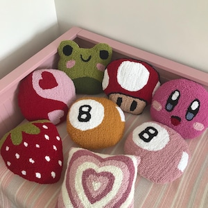 タフテッド枕、パンチニードル枕、かわいい枕、美的枕、タフテッドストロベリー枕、カエル枕、8ボール枕、女の子へのギフト