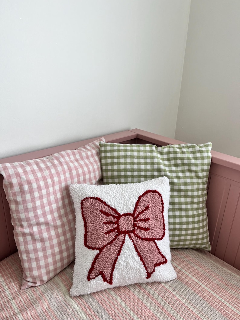 Almohadas con capitoné, almohadas con bordado de aguja perforadora, almohadas bonitas, almohada estética, almohada de fresa con capitoné, almohada de rana, almohada de bola 8, regalo para niñas imagen 3