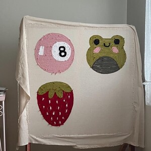 Almohadas con capitoné, almohadas con bordado de aguja perforadora, almohadas bonitas, almohada estética, almohada de fresa con capitoné, almohada de rana, almohada de bola 8, regalo para niñas imagen 5