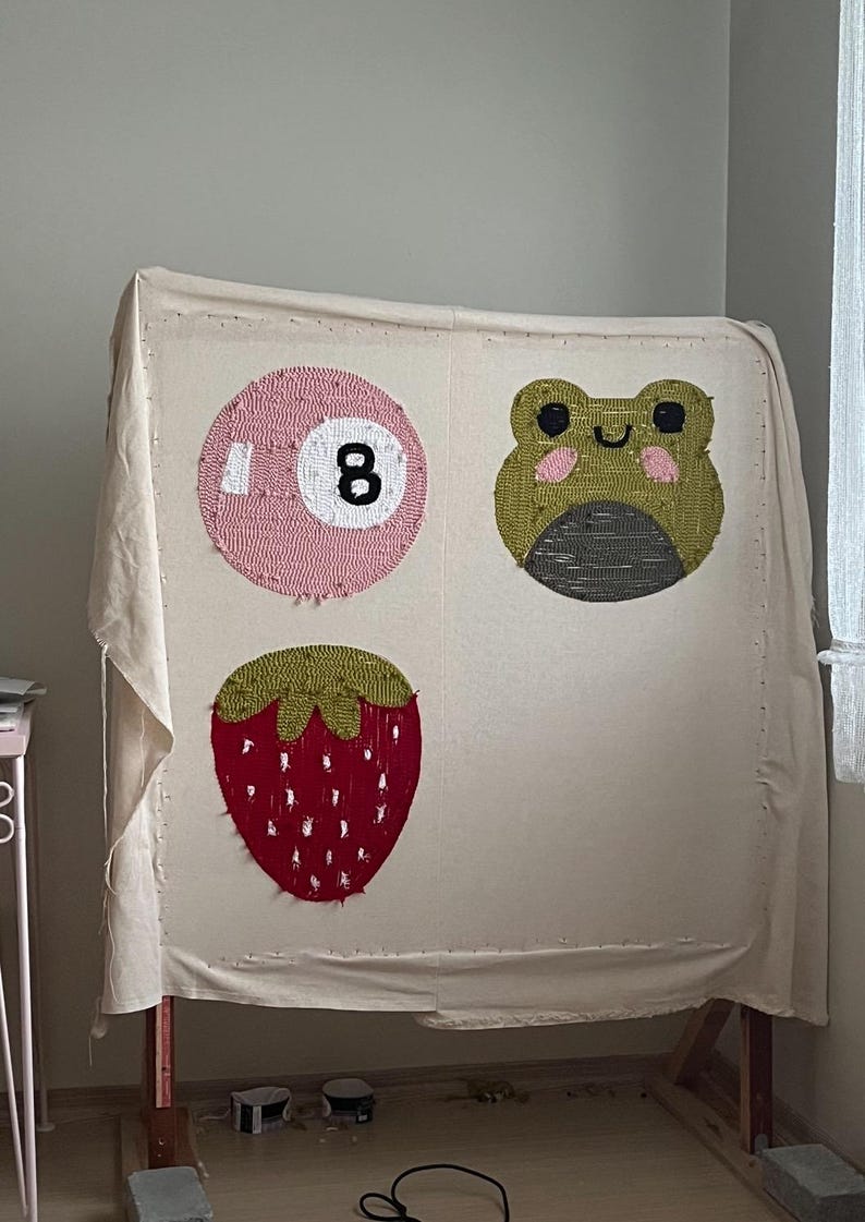 Almohadas con capitoné, almohadas con bordado de aguja perforadora, almohadas bonitas, almohada estética, almohada de fresa con capitoné, almohada de rana, almohada de bola 8, regalo para niñas imagen 5