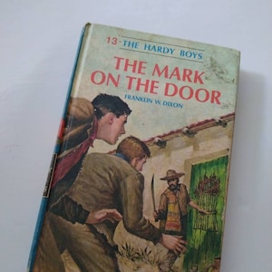 The Hardy Boys The Mark on the Door #13 Buch bibliothek Vintage Antik Dekor Weihnachten Geschenk Strumpfstopf