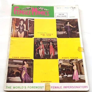 Peut inclure: Couverture de magazine vintage "Female Mimics" avec des photos d'imitateurs féminins. La couverture est verte et jaune, avec le texte "The World's Foremost Female Impersonators".