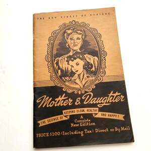 Könnte beinhalten: Eine Vintage-Broschüre mit dem Titel The New Digest of Hygiene Mother & Daughter. Das Cover zeigt eine schwarze Tuschezeichnung einer Frau und eines Mädchens in einem verzierten ovalen Rahmen auf beigem Grund, mit schwarzem Text und Bannern.