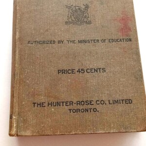 Puede incluir: Un libro de texto de aritmética antiguo titulado "ONTARIO HIGH SCHOOL ARITHMETIC" con el texto "AUTHORIZED BY THE MINISTER OF EDUCATION". La portada es de color marrón descolorido con el texto en negro. El libro es de "THE HUNTER-ROSE CO. LIMITED TORONTO."