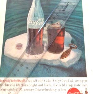 Vintage Cola on Ice Coca-Cola Werbung 1960 Magazine Antike sammelbare Glasflasche Diet Coke Doppelseite original real rahmenbar