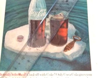 Vintage Cola on Ice Coca-Cola Werbung 1960 Magazine Antike sammelbare Glasflasche Diet Coke Doppelseite original real rahmenbar