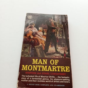 Op de afbeelding: Een vintage Signet paperback boek getiteld Man of Montmartre door Stephen en Ethel Longstreet. De kaft bevat een donkere, schilderachtige illustratie van een persoon die op een bed ligt en een staand figuur, met gele tekst op een dieprode achtergrond.