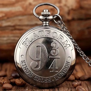 Carta de un fan de Harry Potter para empezar el colegio en Hogwarts con reloj de bolsillo de metal color bronce o pistola.