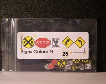 Señales de calle a escala N. Nuestras 5 señales más vendidas en un solo paquete. 25 en total.