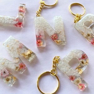 Chaveiro com inicial floral dourado e pérola, letra de resina, pingente de alfabeto personalizado, várias cores disponíveis