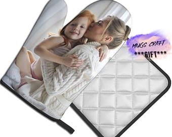 Puede incluir: Un juego de guantes para horno y posavasos blancos con una foto de una madre y una hija abrazándose. La foto está impresa tanto en el guante como en el posavasos. El posavasos tiene un diseño acolchado.