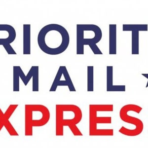 Può includere: Un logo per Priority Mail Express, un servizio di spedizione. Il logo presenta le parole "PRIORITY MAIL" in blu navy e "EXPRESS" in rosso. Le parole "PRIORITY MAIL" sono fiancheggiate da una stella bianca su ogni lato.