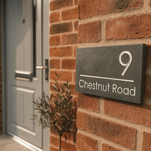 Letrero de pizarra moderno para casa: placa con nombre y número grabados / Letrero personalizado para puerta exterior