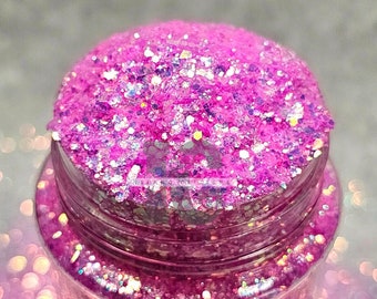 Könnte beinhalten: Ein klares Glasgefäß, gefüllt mit leuchtend pinkfarbenem Glitzer. Der Glitzer besteht aus verschiedenen Größen und Formen, die Licht reflektieren. Das Gefäß ist randvoll gefüllt, und der Gesamteindruck ist funkelnd und auffällig, perfekt für Bastelarbeiten.