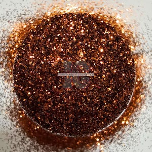 Puede incluir: Primer plano de un frasco lleno de purpurina fina de cobre. La purpurina es una mezcla de partículas pequeñas y grandes, creando un efecto brillante.