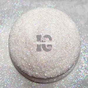 Może przedstawiać: Zbliżenie na biały, opalizujący brokat, z małym logo w środku, które mówi "IC", dla "I Can Do Glitter".