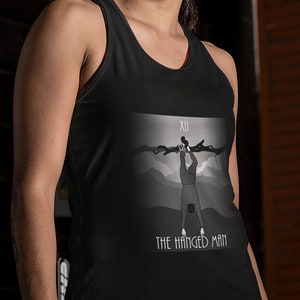 Sudadera con capucha The Hanged Man: ropa deportiva inspirada en el tarot para un look de entrenamiento místico