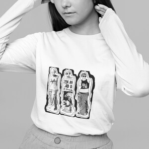 ユニークな女性のパワーTシャツ - ギリシャの女神スタイル、ノンバイナリーフィット、カスタムブラック/ホワイトシャツ