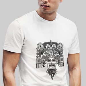 Puede incluir: Una camiseta blanca con un estampado gráfico en blanco y negro de una calavera estilizada con un tocado. La calavera tiene una gran sonrisa con dientes.