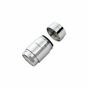 Op de afbeelding: Een verchroomd metalen kraanbeluchter met een cilindrisch lichaam en een losse schroefdop. De zijkant van de hoofdeenheid is voorzien van de gegraveerde tekst Whirlator en een klein logo. De onderkant toont een fijnmazig filter.