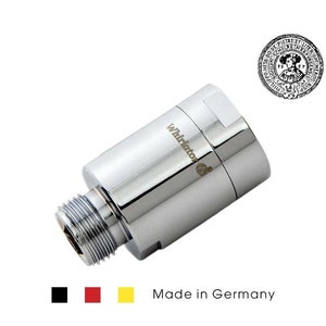 Könnte beinhalten: Ein silberfarbener Wasserfilter mit dem Wort "Whirlator" auf der Seite. Der Filter ist hergestellt in Deutschland.
