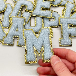 Letras de felpilla termo-adhesivas para ropa, 6 piezas de parches de letras  de felpilla blancas con borde dorado con purpurina, parches de letras