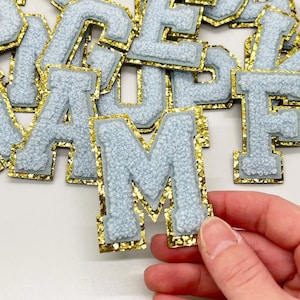 BABY BLUE 2.4&quot; Patch Lettre Auto-ADHÉSIF Chenille Glitter 3M