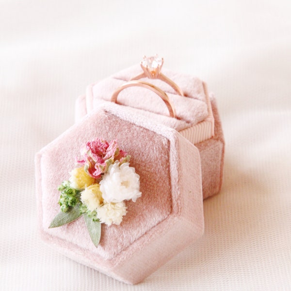 Boîte-alliances-velours-écrin-rose-fleurs-séchées "Eloïse" velvet ring box porte alliance rose ecrin alliances velours