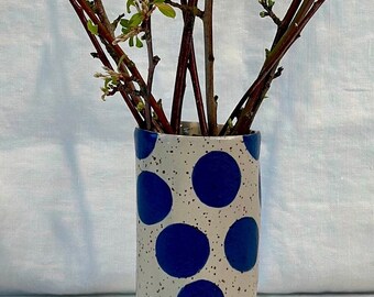 Blumenvase mit fröhlichen blauen Punkten, Keramik, wabisabi, Geschenk, Blumen, Vase, handgefertigte Keramik, Dots, Unikat