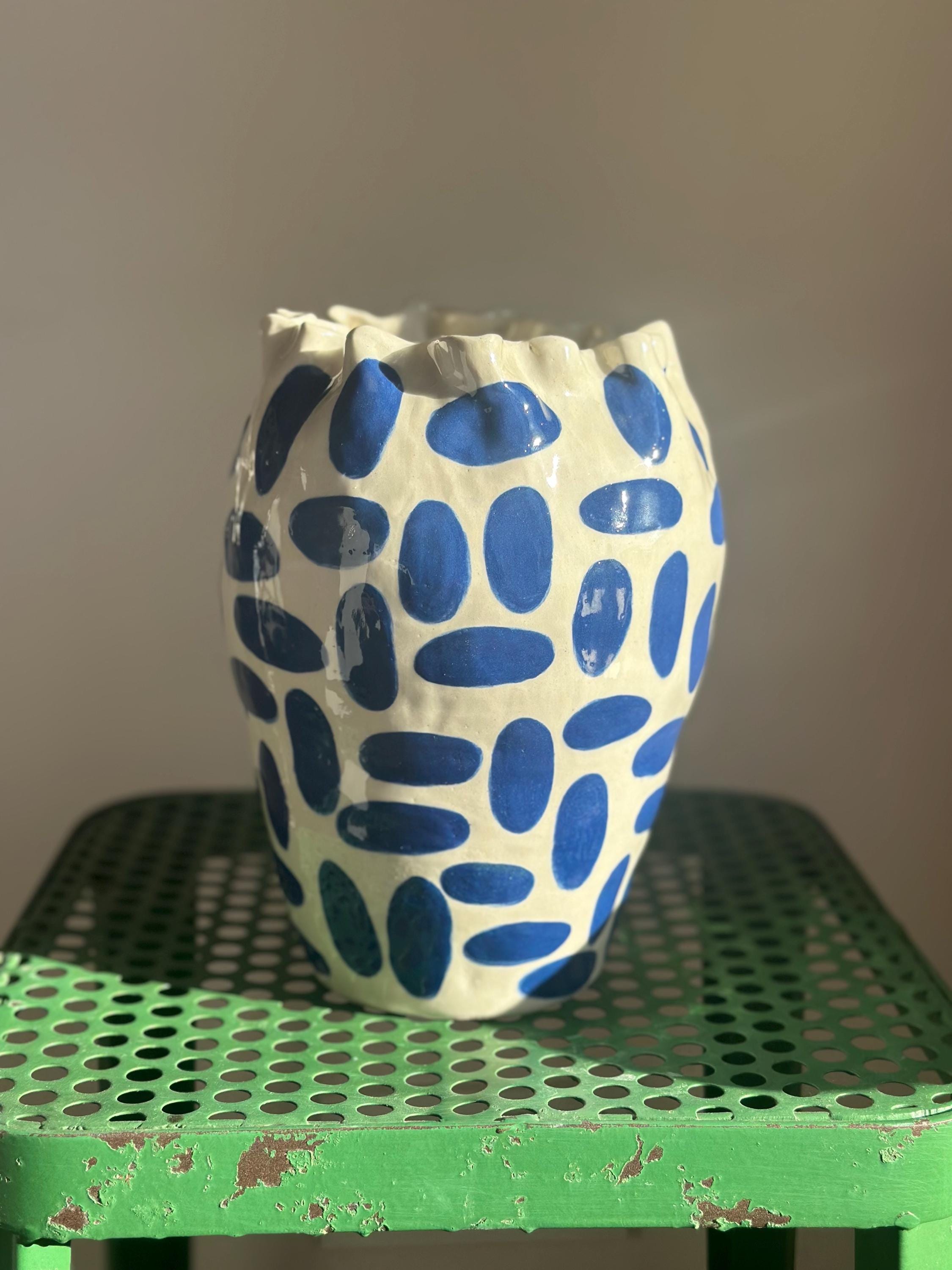 ⭐︎ 手作り陶器の楕円形花瓶　　大きめです 青い楕円形のドットが入った大きな陶器の花瓶、手作り、ユニークな作品