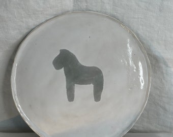 White ceramic plate, Dalapferd, handgemacht, Keramik Geschirr, Geschenk, Unikat, wabisabi,Schweden, Landhaus