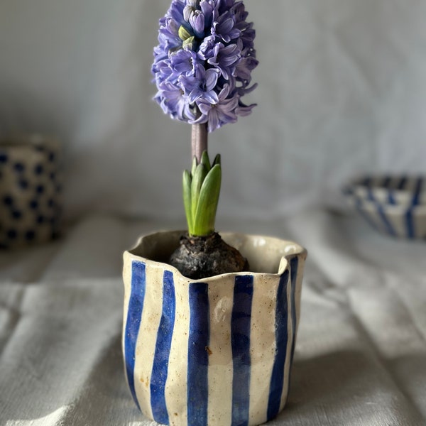 Blumenvase Keramikvase handgetöpfert mit blauen Streifen, Keramik, Geschenk, Blumen, Vase, handgefertigte Keramik