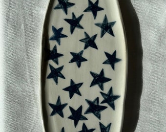 Ovaler Keramikteller mit schwarzen Sternen, handgemacht,Keramik Geschirr,Servierplatte,Geschenk, Unikat,nordicstyle,scandinavianhome