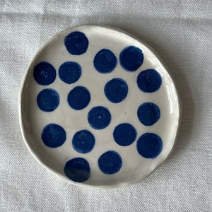 Kleiner Keramik Teller/ Untersetzer, blau weiß, Blumenuntersetzer, Tapasteller, Plätzchenteller, Keramik Geschirr, handgetöpfert, dots Bild 1