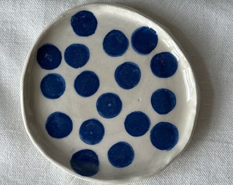 Kleiner Keramik Teller/ Untersetzer, blau weiß, Blumenuntersetzer, Tapasteller, Plätzchenteller, Keramik Geschirr, handgetöpfert, dots