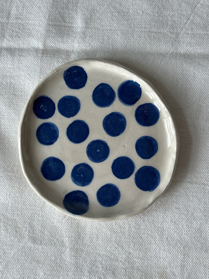 Kleiner Keramik Teller/ Untersetzer, blau weiß, Blumenuntersetzer, Tapasteller, Plätzchenteller, Keramik Geschirr, handgetöpfert, dots Bild 1
