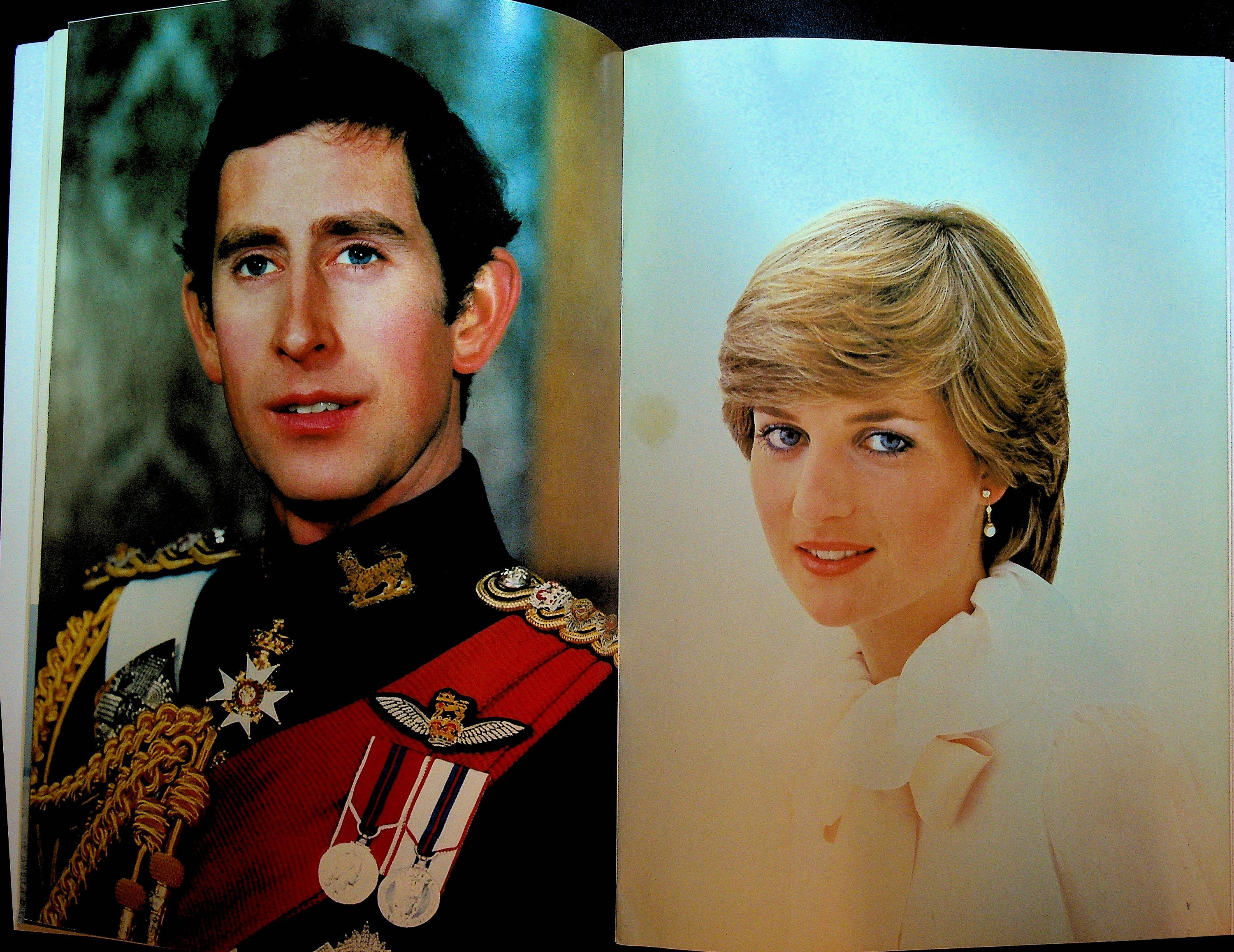 1981年 ロイヤルウェディング記念 チャールズ皇太子 ダイアナ妃 ロイヤルウェディング公式記念本 1981 チャールズ皇太子 ダイアナ妃