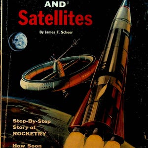 Puede incluir: Una portada de libro vintage con fondo negro y un título amarillo y rojo "Misiles y Satélites" de James F. Scheer. La portada presenta un cohete con llamas y una estación espacial en órbita.
