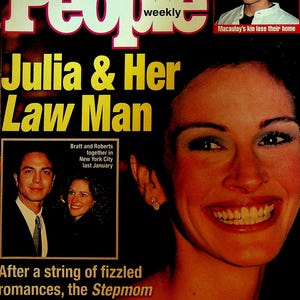 Könnte beinhalten: Titelbild des People Weekly Magazins mit Julia Roberts und der Schlagzeile "Julia & Her Law Man". Das Cover zeigt auch Bilder von Macaulay Culkin und Benjamin Bratt. Das Datum ist der 11. Januar 1999.