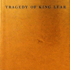 Puede incluir: Un libro marrón con el título "Tragedy of King Lear" impreso en negro en la portada.