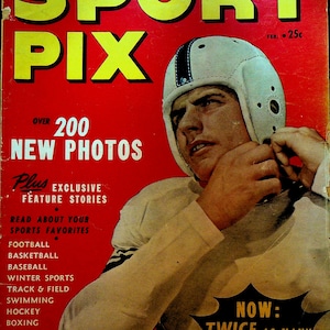 Può includere: Copertina della rivista vintage "Sport Pix" con un giocatore di football americano con un casco bianco e una striscia nera. Lo sfondo rosso presenta testo giallo, tra cui "SPORT PIX" e "OVER 200 NEW PHOTOS". La rivista elenca sport come il football.