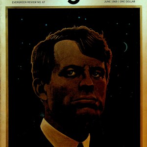 Puede incluir: Portada de la revista Evergreen de junio de 1969. Presenta un retrato de un hombre con traje oscuro y camisa de cuello blanco sobre un fondo negro con estrellas y una luna creciente. El título de la revista está en letras negras en negrita.