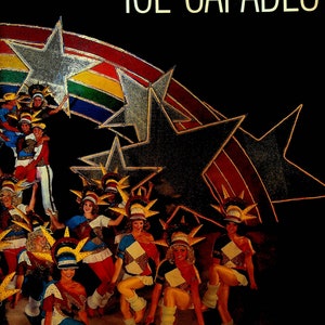 Könnte beinhalten: Eine Gruppe von Künstlern in bunten Kostümen und Hüten fährt Schlittschuh auf dem Eis. Sie treten unter einem großen regenbogenfarbenen Stern mit den Worten "ICE CAPADES" in weißen Buchstaben auf schwarzem Hintergrund auf.