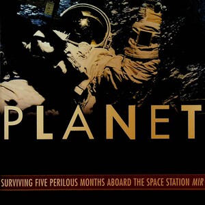 以下が含まれることがあります： 黒い背景に金色のタイトル「OFF THE PLANET」が書かれた本の表紙。表紙には、宇宙服を着た宇宙飛行士の写真が写っており、背景には地球が見える。副題は「SURVIVING FIVE PERILOUS MONTHS ABOARD THE SPACE STATION MIR」。著者の名前は「JERRY M. LINENGER」、肩書きは「U.S. ASTRONAUT/MIR COSMONAUT」。