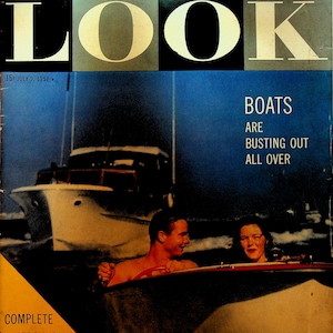Puede incluir: Portada de la revista LOOK de julio de 1957, con el titular "Boats Are Busting Out All Over". La portada incluye una foto de una pareja en un barco con un yate al fondo. La revista también menciona a Nero Wolfe.