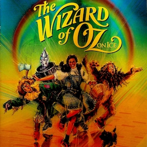 Könnte beinhalten: Plakat für "Der Zauberer von Oz auf Eis" mit Figuren aus der klassischen Geschichte. Dorothy, der Zinnmann, die Vogelscheuche und der Feige Löwe sind in Kostümen dargestellt, mit einem Regenbogen und dem Titel der Show in großen, gelben Buchstaben.